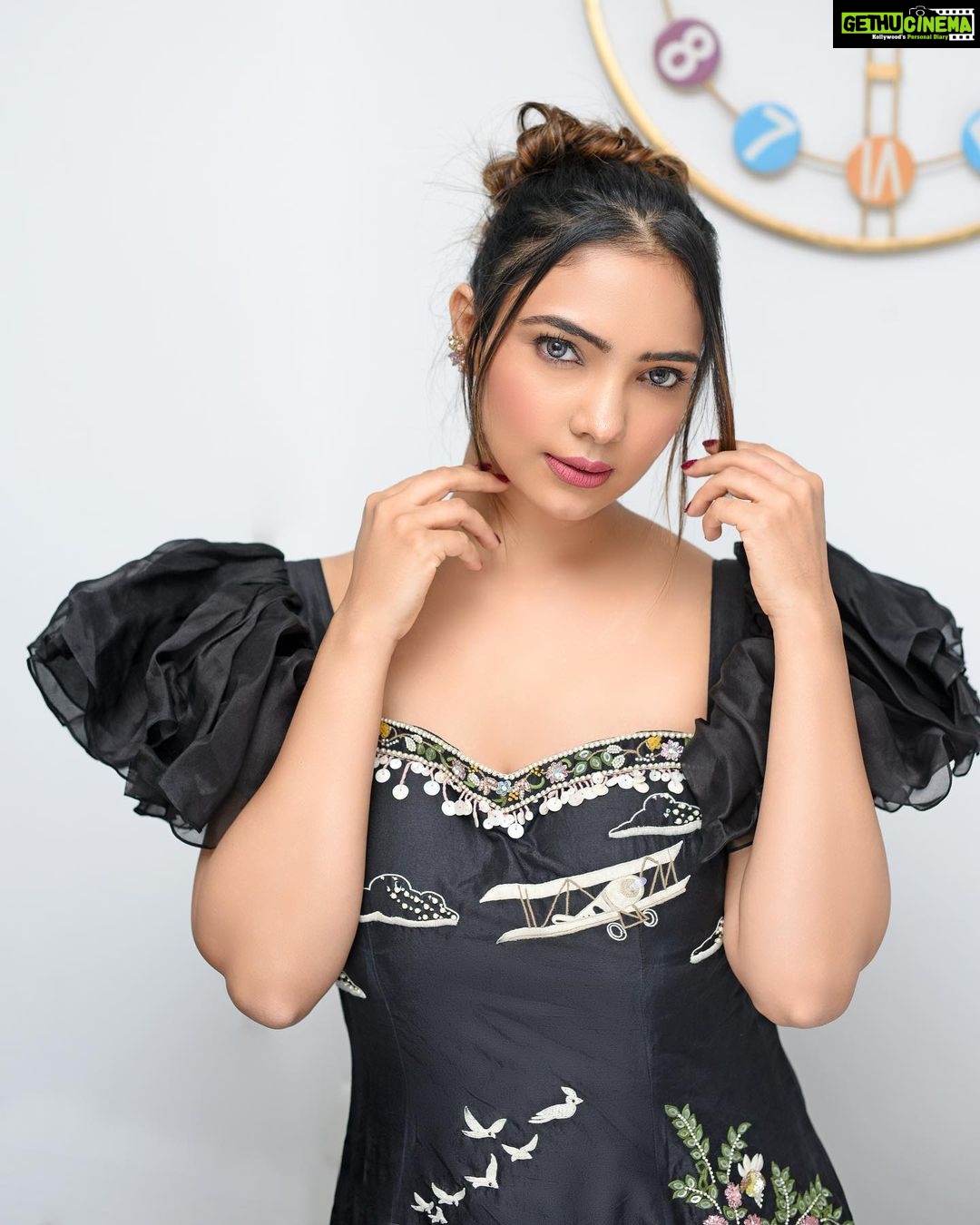 Pooja Banerjee Instagram - ❤️💜 thank you @gazalguptacouture for this outfit!!! Styled by @thedotdiary #PoojaBanerjii #newmomma #MammaofSana New Delhi