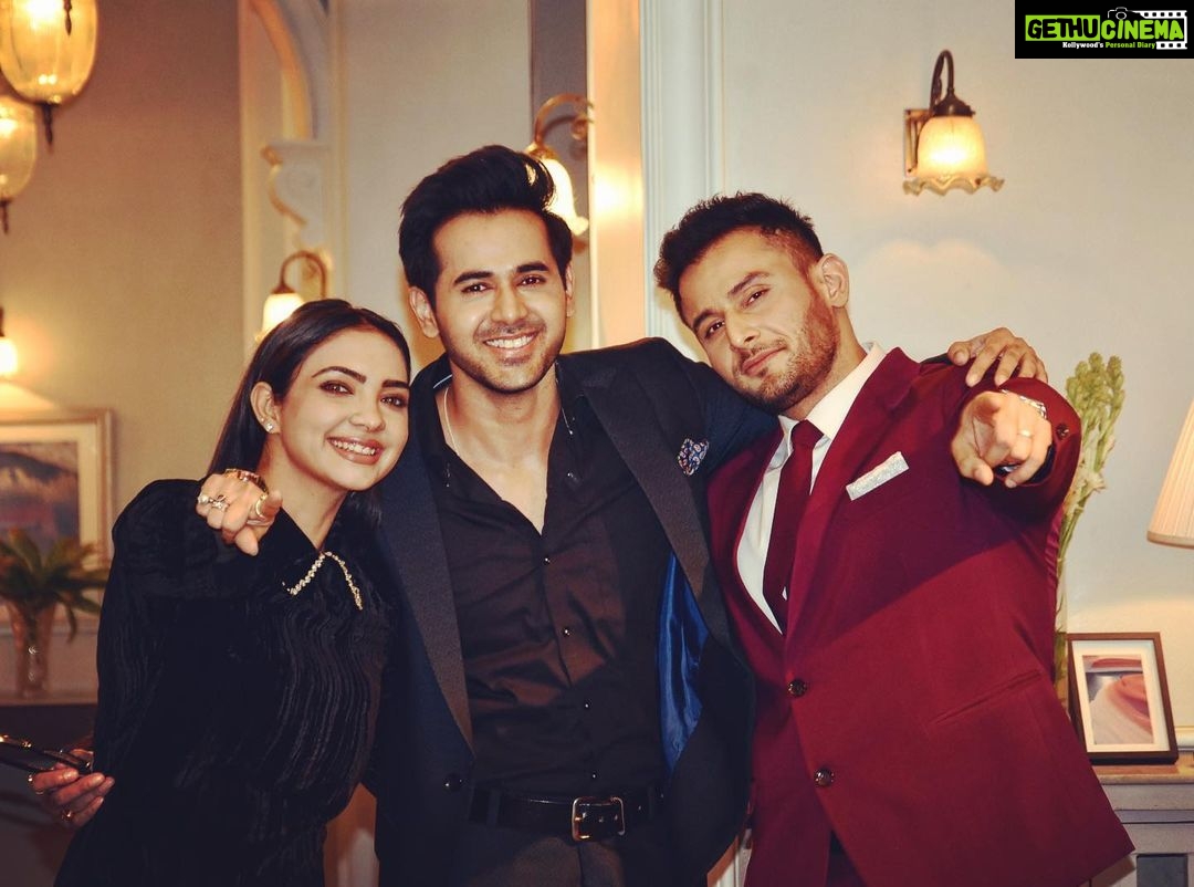 Pooja Banerjee Instagram - Make some noise for ARP…. #BadeAcheLagteHain2 #RandeepRai #LeeneshMattoo #PoojaBanerjii #Raghav #Angad #Pihu @leenesh_mattoo @randeepraii @muktadhond @shreya_nehal @rimzhimsain Mumbai, Maharashtra