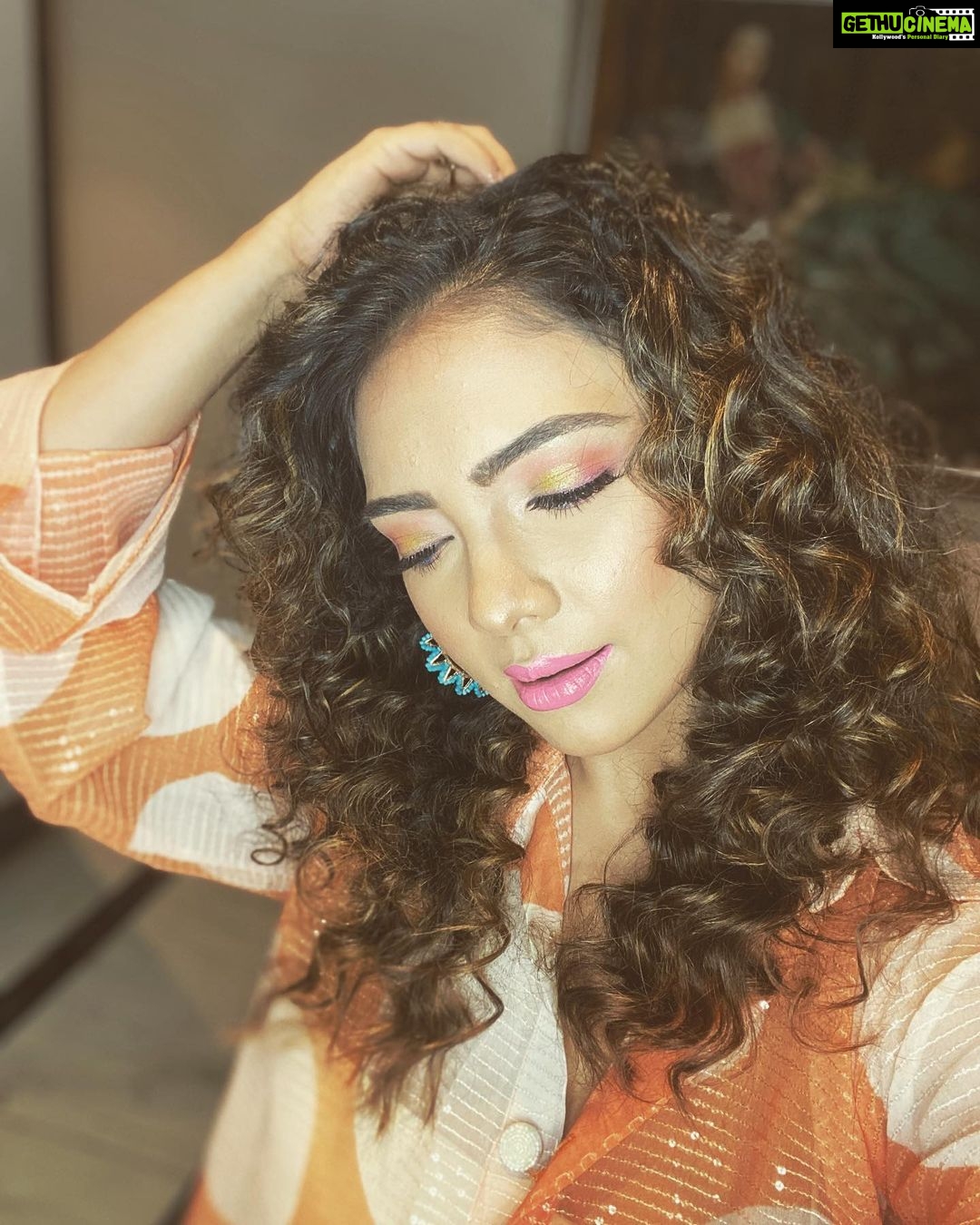 Pooja Banerjee Instagram - Felt cute might not delete kind of a post … #photodump #orange #NewDelhi #PoojaBanerjii #MammaofSana make up by @jitinrathore New Delhi