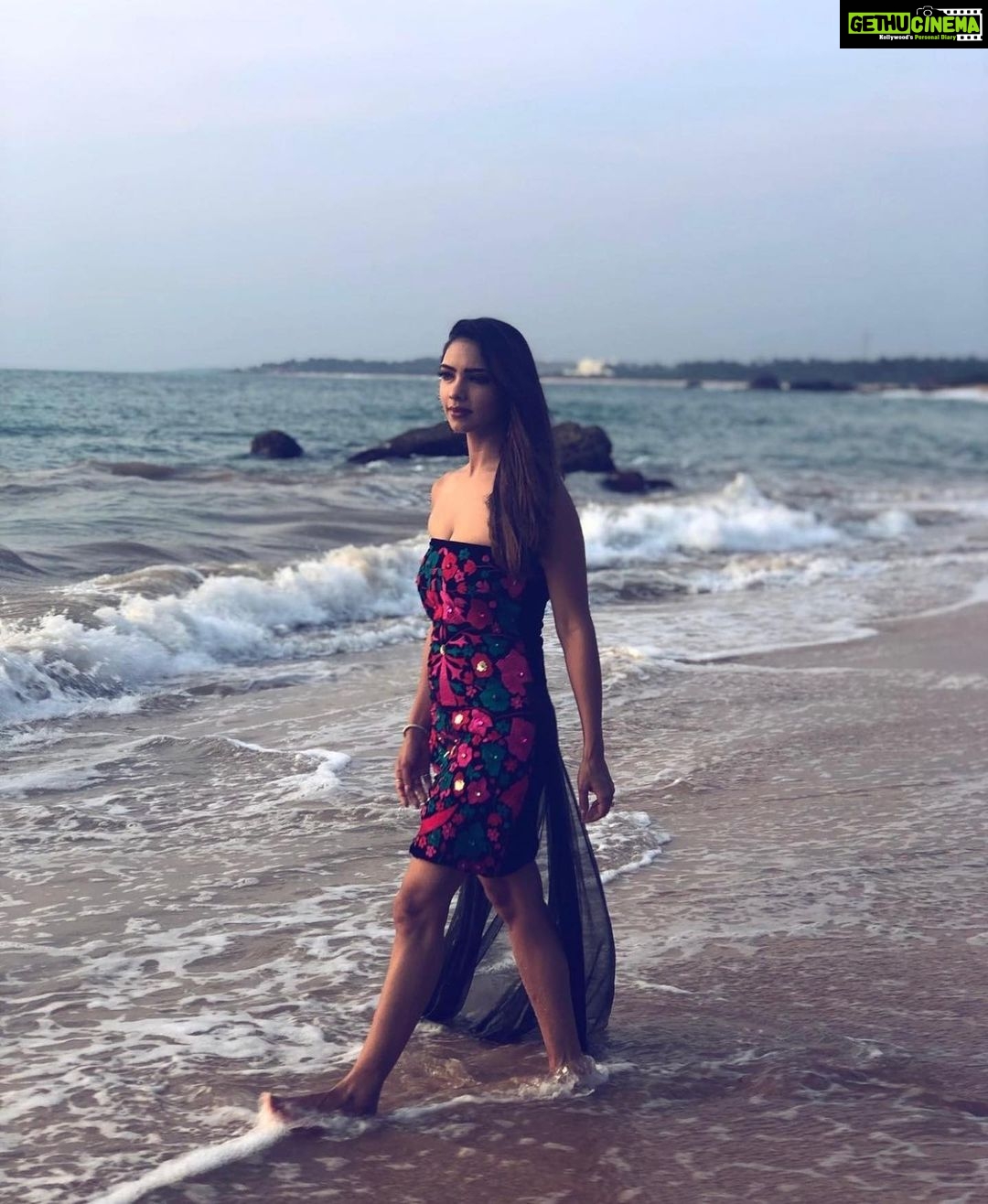 Pooja Banerjee Instagram - Actor @poojabanerjeee Styled by @thedotdiary @thedottstyle Outfit by @labelamairaagicha