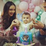 Pooja Banerjee Instagram - Happy First my Love !! One year ago you came into our lives and changed our world changed… you brought all the joy and happiness in our lives… Love you more than we know the meaning of love our baby girl @sanassejwaal #SanaSSejwaal #PoojaBanerjii #SandeepSejwal Cake by @lucibellos_caffe Décor by @eventsbyquintessential Shot by @iam_rajinamdar Outfit by - @sammohiofficial Outfit Managed by - @deenetworkco