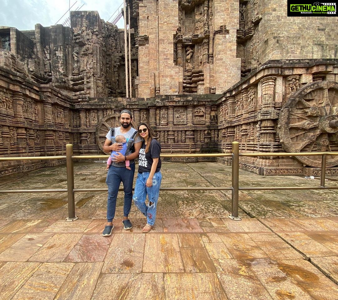 Pooja Banerjee Instagram - Visit to the Konark Sun Temple … @sanassejwaal first outing as a tourist. She enjoyed the sun, felt the breeze, smelt the lovely fresh air, soaked in some drizzles of rain as well.. our perfect little tourist ❤️