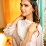 Pooja Banerjee Instagram - Hey there… playing dress up on a rainy day… outfit by @roze.india HMU BY @umasmakeoverunisexsalonandspa #PoojaBanerjii #indianoutfit #newmom #momlife