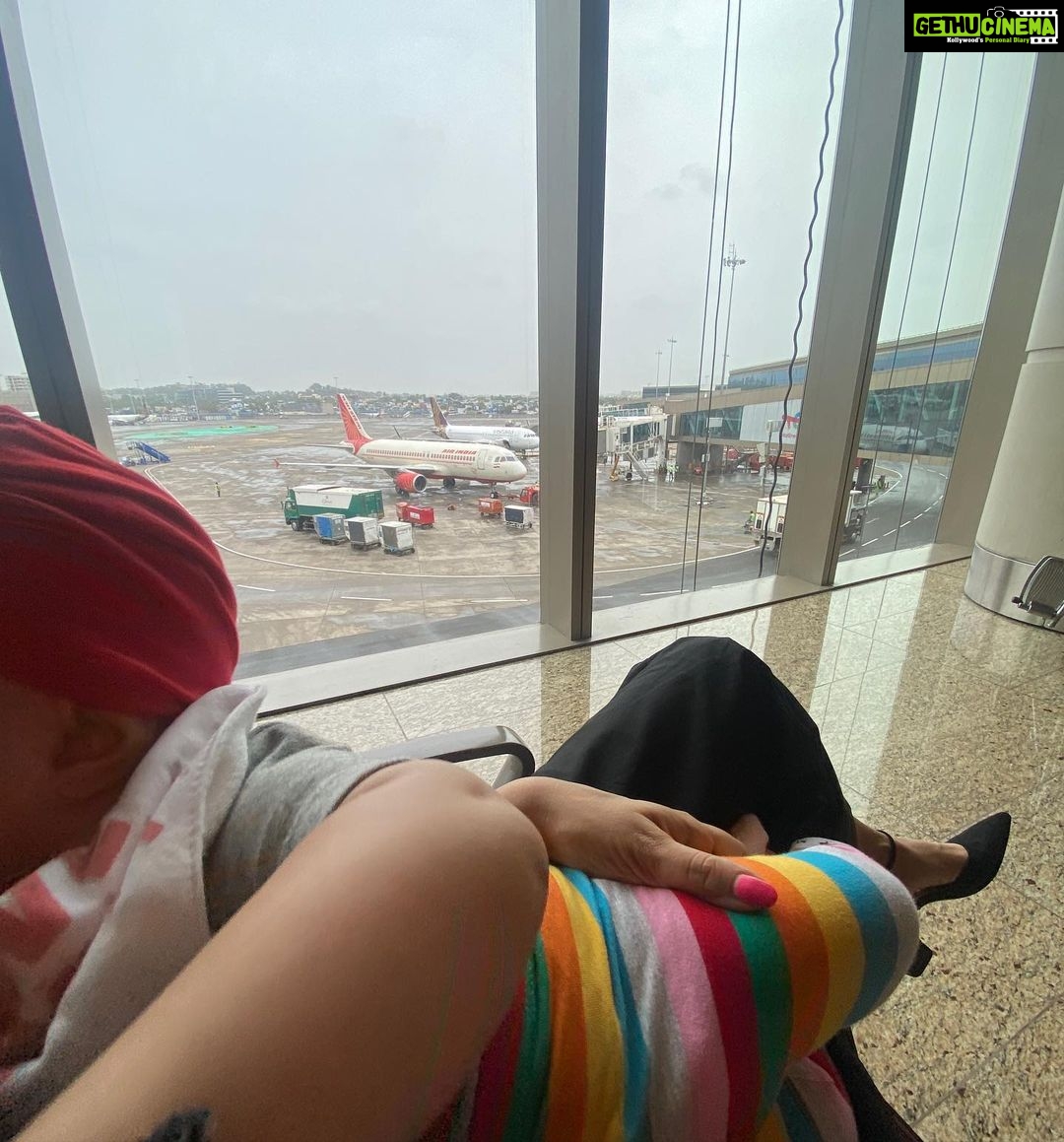 Pooja Banerjee Instagram - Waiting scenes at the airport… no time for airport looks 😆 #handsnotfree #oneplusonetraveller #MeandMine #mammaofSana #SanaSSjewaal #PoojaBanerjii #NewMom #MomLife Mumbai, Maharashtra