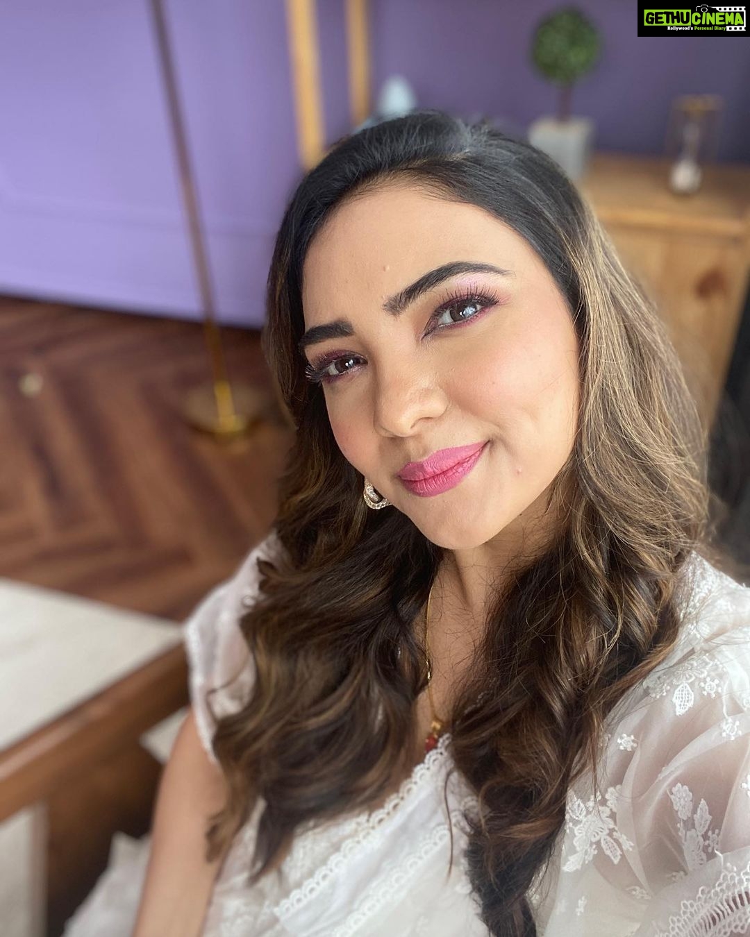 Pooja Banerjee Instagram - Just… felt good , might delete later… Selfie after long.. #PoojaBanerjii #Selfie #ShootMode #SetLife HMU BY @jhanvimehta_mua_