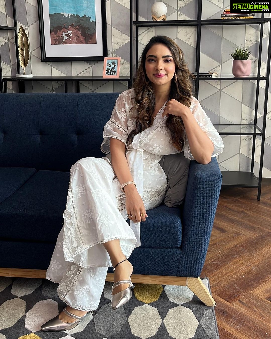 Pooja Banerjee Instagram - It felt good being on set after a good break!! Thank you @rohitreddygoa for having us on set!! @sanassejwaal had a good time for sure and so did I. BTS of @luvlap.in outfit by @shopmulmul HMU BY @jhanvimehta_mua_ #PoojaBanerjii #LuvLap #SanaSSejwaal #NewMom #MommyLife