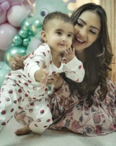 Pooja Banerjee Instagram - Our baby turns 1… #MiniMe #mygirl #PoojaBanerjii #SanaSSejwaal #BirthdayGirl HMU BY @jhanvimehta_mua_  SHOT BY @iam_rajinamdar managed by @thedotdiary outfit by - @sammohiofficial