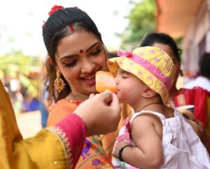Pooja Banerjee Instagram - Will she eat the ice-cream?? Swipe right to see .. my baby’s first visit to the Durga Puja Pandal.. Well As a child I loved hogging on the munchies like Egg Rolls, Kasundi Bhetki and kosha mangsho at the Durga Puja Pandal and this time I just took a stroll to the ice-cream counter and there my baby @sanassejwaal had her eyes on the ice-cream lollies.. #MammaofSana #MyBaby #DaughterLove #NewMom #MomLife #DurgaPuja #FavouriteTimeofTheYear
