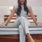 Pooja Banerjee Instagram - Hey guys, I decided to spend my day at Duroflex’s Brand New Experience Centre in #Bandra Mumbai✨ Was delighted to experience their innovative Wave Plus bed, which made me feel like I was lying on clouds. Apart from their mattress range, I was delighted to find their range of beds, sofas, recliners, and sleep accessories like bed linen and mattress protectors, all under one roof. 📍Duroflex Experience Centre Little Flower Chs, Link Road, Bandra West, 400050