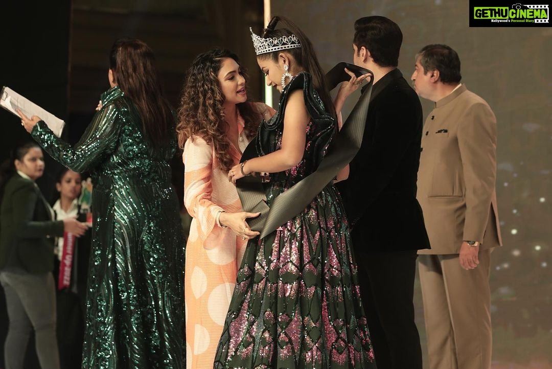Pooja Banerjee Instagram - Thank you @teenindia for a wonderful evening in New Delhi !! Thank you so much for felicitating me with the prestigious Amrish Puri Award..