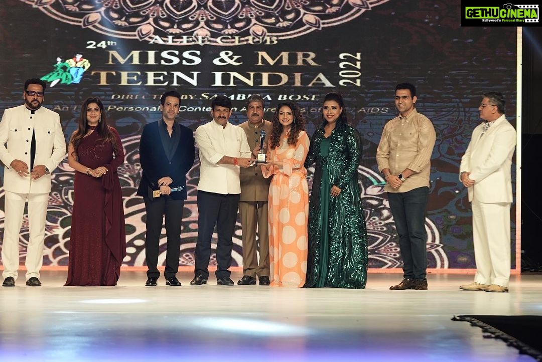 Pooja Banerjee Instagram - Thank you @teenindia for a wonderful evening in New Delhi !! Thank you so much for felicitating me with the prestigious Amrish Puri Award..