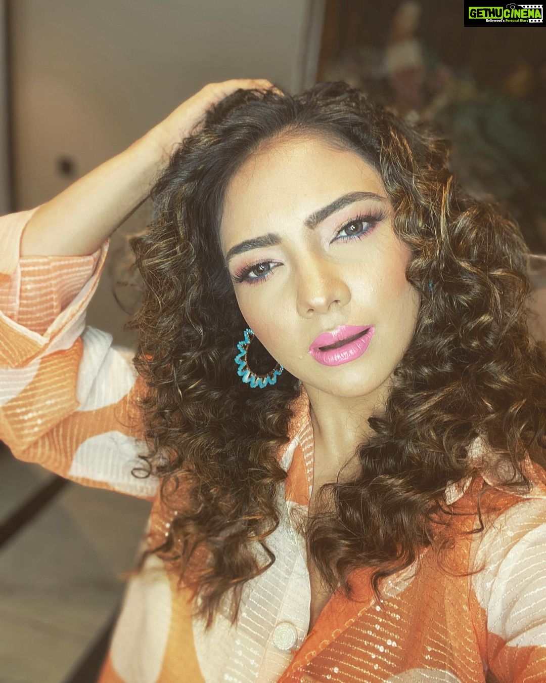 Pooja Banerjee Instagram - Felt cute might not delete kind of a post … #photodump #orange #NewDelhi #PoojaBanerjii #MammaofSana make up by @jitinrathore New Delhi