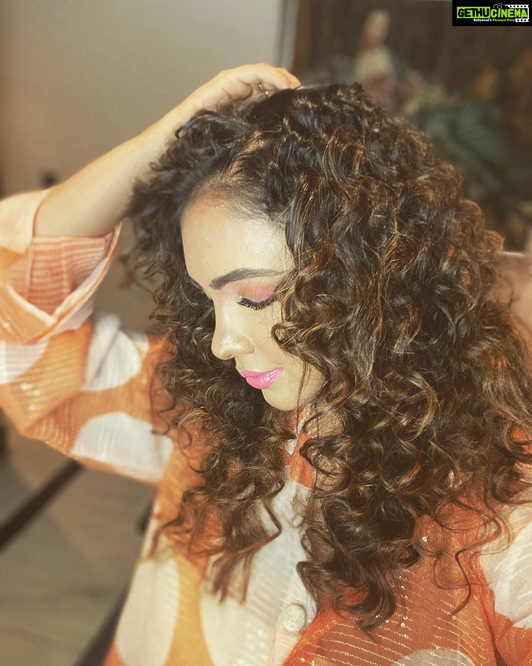 Pooja Banerjee Instagram - Felt cute might not delete kind of a post … #photodump #orange #NewDelhi #PoojaBanerjii #MammaofSana make up by @jitinrathore New Delhi