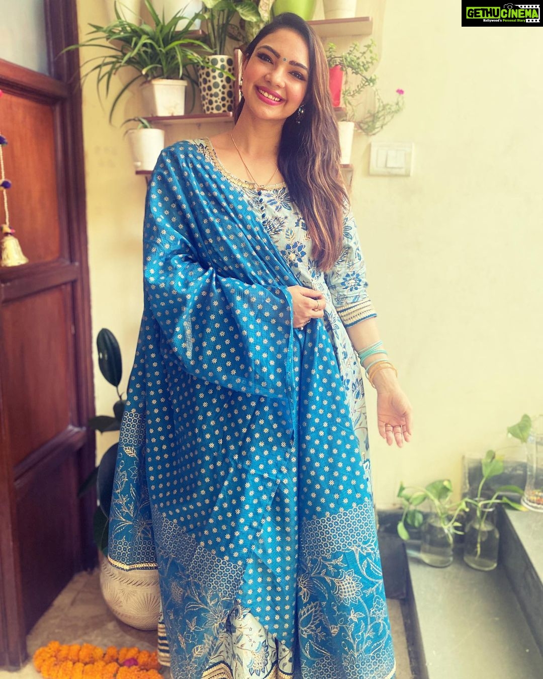 Pooja Banerjee Instagram - Ganapati Bappa Morya!!! #OnGanGanpatayeNamah #GanpatiBappaMorya. Miss being in mumbai for Ganesh Chaturthi but celebrating with my family in Delhi ❤️ outfit by @tara_c_tara styling by @mouliroy @maverick.communication01 New Delhi