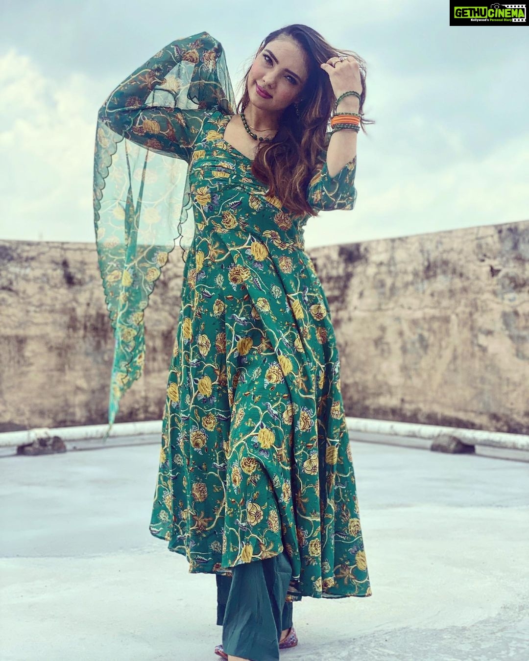 Pooja Banerjee Instagram - Happy Hariyali Teej … ensemble by @ambraee_ styled by @anusoru @nidhikurda juttis by @kala.india #PoojaBanerjii #NewMom #MomLife #BlueMermaid Bhubaneswar, India