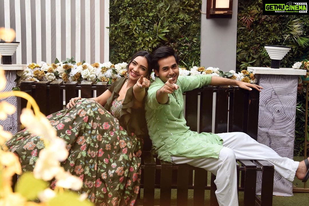 Pooja Banerjee Instagram - Dekhna na bhooliye #badeachelagtehain2 on @sonytvofficial #RandeepRai #PoojaBanerjii #RagHu @muktadhond @shreya_nehal
