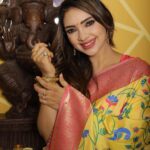 Pooja Banerjee Instagram - Paithani saree by @karagiri_ethnic is a vibe in its own true sense.. 📸- @jerry__creations HMU- @gopikabajajmakeover managed by @thedotdiary Jwellery by @malabargoldanddiamonds #PoojaBanerjii #NewMom #MomLife #BlueMermaid New Delhi