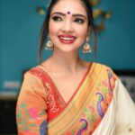 Pooja Banerjee Instagram - #Paithani my favourite in silk saree by @karagiri_ethnic and my all time favourite combination red & white! HMU - @makeupbygeetansh Jwellery - @sonisapphire Managed by @dotdiary Shot by - @zayed_ahmad_photography #PoojaBanerjee #SareeLoveisForeverLove #BlueMermaid #NewMom #MommyLife …. swipe to the end to see the grandeur of the Paithani saree