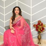 Pooja Banerjee Instagram - Queen vibes in @ruarindia saree Saree by @ruarindia HMU - @geetanjalisalon Jwellery - @sonisapphire Managed by @dotdiary Shot by - @zayed_ahmad_photography #PoojaBanerjee #SareeLoveisForeverLove # BlueMermaid #NewMom #MommyLife swipe to the end to get a glimpse of the Qutub Minar