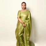 Pooja Banerjee Instagram - Saree Love is my Forever Love Saree by @zaribanaras HMU - @geetanjalisalon Jwellery - @sonisapphire Styled by @mouliroy Managed by @dotdiary Shot by - @zayed_ahmad_photography #PoojaBanerjee #SareeLoveisForeverLove # BlueMermaid #NewMom #MommyLife New Delhi