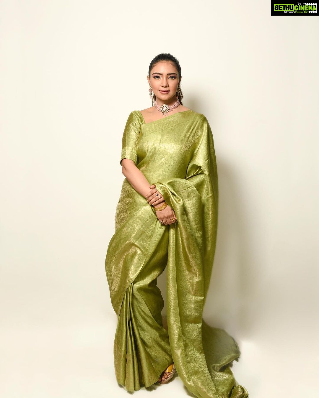 Pooja Banerjee Instagram - Saree Love is my Forever Love Saree by @zaribanaras HMU - @geetanjalisalon Jwellery - @sonisapphire Styled by @mouliroy Managed by @dotdiary Shot by - @zayed_ahmad_photography #PoojaBanerjee #SareeLoveisForeverLove # BlueMermaid #NewMom #MommyLife New Delhi