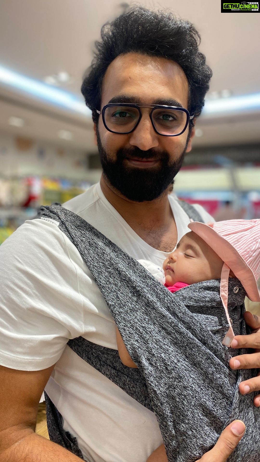 Pooja Banerjee Instagram - @sanassejwaal first visit to the mall… #NewMom #BabyGirl #SanaSSejwaal #SandeepSejwal #PoojaBanerjee #MommyLove #DaddyLove Qutub Minar