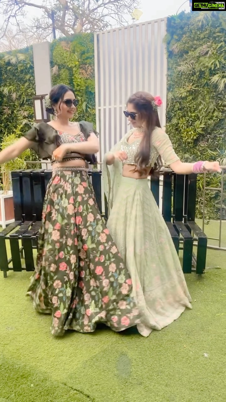 Pooja Banerjee Instagram - #TrendingReel #TumTum #PrachKapoor #PihuKapoor #badeachelagtehain2 #NitiTaylor #PoojaBanerjii