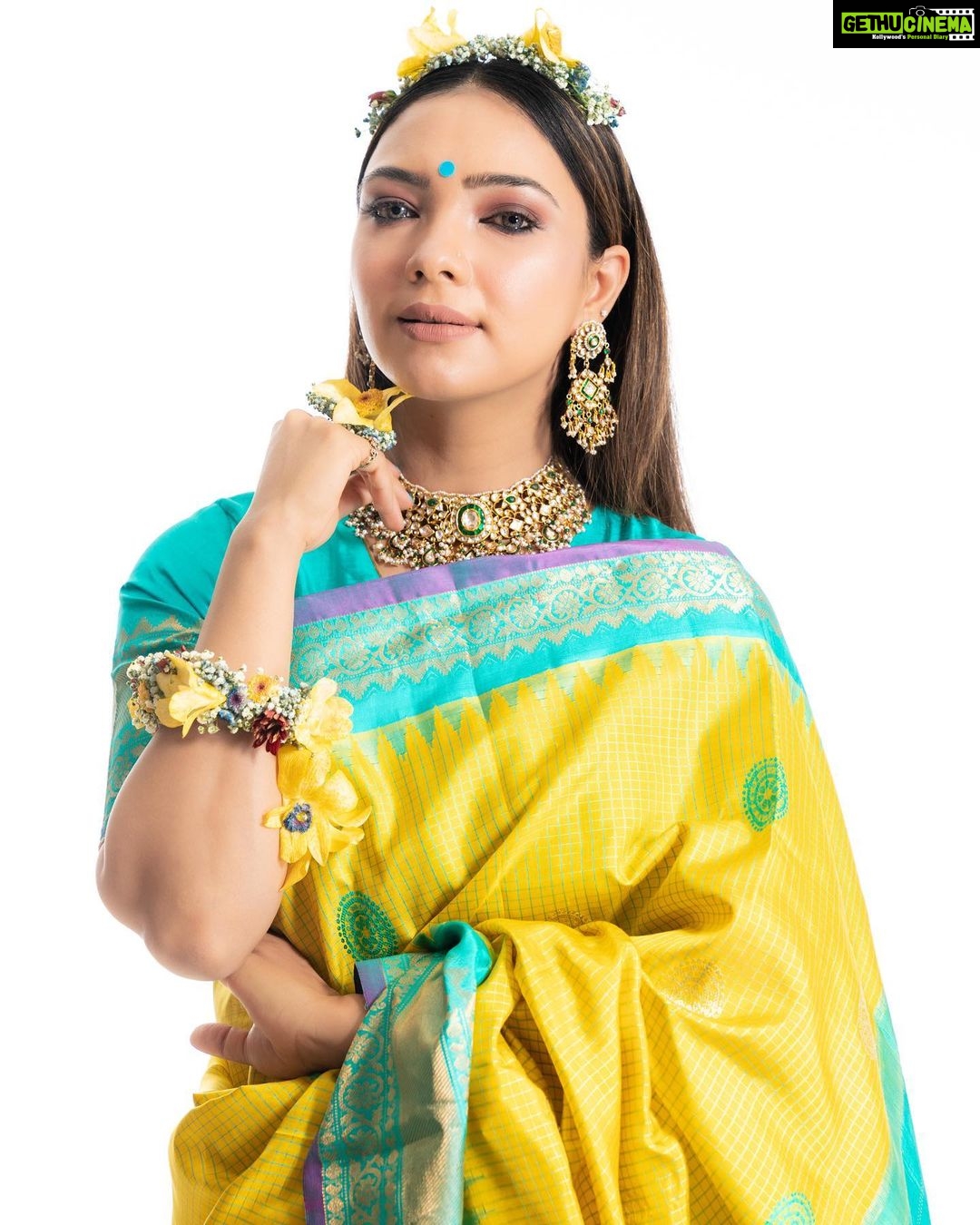 Pooja Banerjee Instagram - #sareelove #sareeloverforever #babynamingcermony Saree by @kankatala_ HMU BY @geetanjalisalon Blouse by @designer_kazbee Courtesy- @thedotdiary Hair accessory by @florenzaaflowers Jwellery by @jagdishjewellerschandigarh📸- @knotjustpictures #PoojaBanerjee #BlueMermaid #mommy #SanaSSejwaal #gadwalsaree #silksaree #floraljwellery