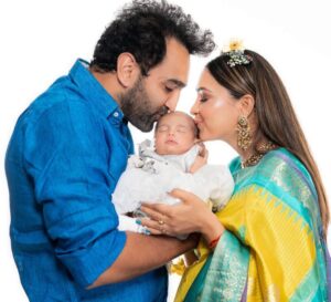 Pooja Banerjee Instagram - Our baby girl turns One Month… 1 month to US being parents to @sanassejwaal  Love you our little mermaid 

Saree by @kankatala_ 

HMU BY @geetanjalisalon @the.esthetic.glance 

Blouse by @designer_kazbee 

Courtesy- @thedotdiary 

Hair accessory by @florenzaaflowers 

Jwellery by @jagdishjewellerschandigarh  #BlueMermaid #PoojaBanerjee #SandeepSejwal #SanaSSejwaal #BabyPoo #SejwalJr. 📸- @knotjustpictures ♥️🧿🧜🏻‍♀️