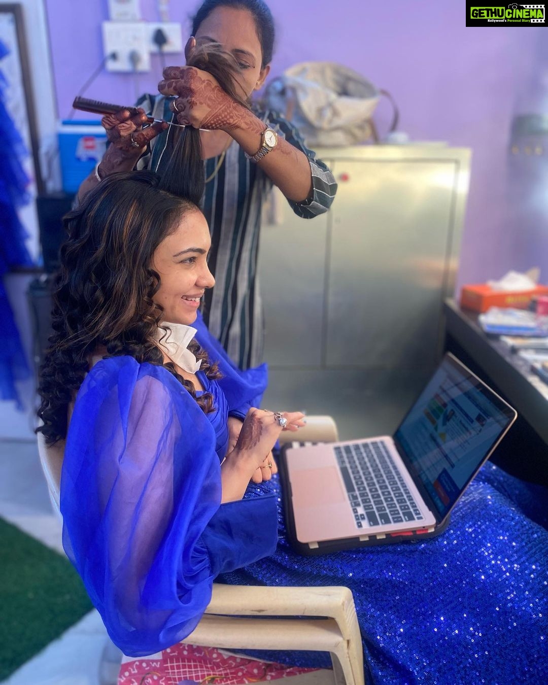Pooja Banerjee Instagram - When you have to be #PihuKapoor and have March end coming closer as well.. my fellow Chartered Accountant friends will relate to this #WorkMode #Deadlines #PoojaBanerjii #KeepingItReal