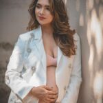 Pooja Banerjee Instagram - Just a couple of days ago, YOU were in my tummy… And now I can hold YOU in my arms… I love YOU my BABY GIRL ❤️ #PregnancyFashion #MaternityShoot #PregnancyShoot #PoojaBanerjee #Preggo #PreggoLife #BabyPoo Shot by @subisamuel Outfit by - @atticsalt___ Make Up by- @sachinmakeupartist1 Hair By- @hairbydrishya