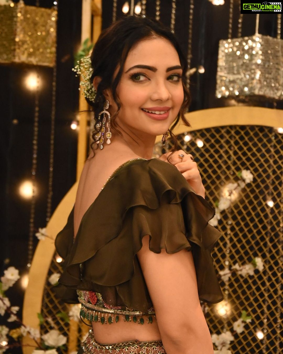 Pooja Banerjee Instagram - मनमर्ज़ियाँ #PihuKapoor #BadeAcheLagteHain2 @sonytvofficial @muktadhond @shreya_nehal @rimzhimsain