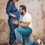 Pooja Banerjee Instagram - Daddy’s reaction when we got to know, IT’S A GIRL!!!!!!!! Thank you @subisamuel sir @anusoru @nidhikurda … I love you all so much ❤️❤️❤️❤️ Pic by @subisamuel Styled by @anusoru @nidhikurda Make up by @sachinmakeupartist1 Hair by @hairbydrishya Outfit by @bumploving . . . #pregnancyshoot #poojabanerjee #sandeepsejwal #subisamuel #readytopop #readytopopmamas #MommyToBe #PregnancyFashion #BlueMermaid #BabyGulabo #BabyPoo #sejwaljr