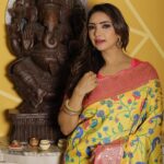 Pooja Banerjee Instagram - Paithani saree by @karagiri_ethnic is a vibe in its own true sense.. 📸- @jerry__creations HMU- @gopikabajajmakeover managed by @thedotdiary Jwellery by @malabargoldanddiamonds #PoojaBanerjii #NewMom #MomLife #BlueMermaid New Delhi