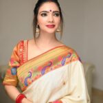 Pooja Banerjee Instagram - #Paithani my favourite in silk saree by @karagiri_ethnic and my all time favourite combination red & white! HMU - @makeupbygeetansh Jwellery - @sonisapphire Managed by @dotdiary Shot by - @zayed_ahmad_photography #PoojaBanerjee #SareeLoveisForeverLove #BlueMermaid #NewMom #MommyLife …. swipe to the end to see the grandeur of the Paithani saree