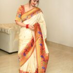 Pooja Banerjee Instagram - #Paithani my favourite in silk saree by @karagiri_ethnic and my all time favourite combination red & white! HMU - @makeupbygeetansh Jwellery - @sonisapphire Managed by @dotdiary Shot by - @zayed_ahmad_photography #PoojaBanerjee #SareeLoveisForeverLove #BlueMermaid #NewMom #MommyLife …. swipe to the end to see the grandeur of the Paithani saree