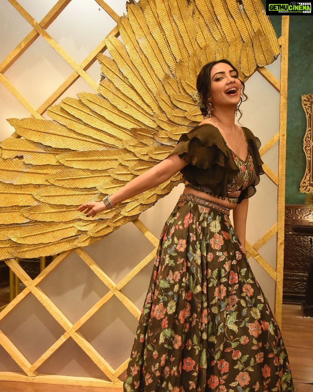 Pooja Banerjee Instagram - Phoenix in the house of Kapoors #PihuKapoor #Pihu #PoojaBanerjii #BadeAcheLagteHain2 outfit by @sacorina @muktadhond @shreya_nehal @rimzhimsain @sonytvofficial