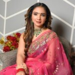 Pooja Banerjee Instagram - Queen vibes in @ruarindia saree Saree by @ruarindia HMU - @geetanjalisalon Jwellery - @sonisapphire Managed by @dotdiary Shot by - @zayed_ahmad_photography #PoojaBanerjee #SareeLoveisForeverLove # BlueMermaid #NewMom #MommyLife swipe to the end to get a glimpse of the Qutub Minar