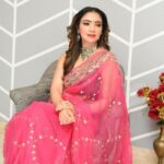 Pooja Banerjee Instagram - Queen vibes in @ruarindia saree Saree by @ruarindia HMU - @geetanjalisalon Jwellery - @sonisapphire Managed by @dotdiary Shot by - @zayed_ahmad_photography #PoojaBanerjee #SareeLoveisForeverLove # BlueMermaid #NewMom #MommyLife swipe to the end to get a glimpse of the Qutub Minar