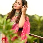 Pooja Banerjee Instagram - Queen vibes in @ruarindia saree Saree by @ruarindia HMU - @geetanjalisalon Jwellery - @sonisapphire Managed by @dotdiary Shot by - @zayed_ahmad_photography #PoojaBanerjee #SareeLoveisForeverLove # BlueMermaid #NewMom #MommyLife swipe to the end to get a glimpse of the Qutub Minar
