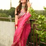 Pooja Banerjee Instagram - Queen vibes in @ruarindia saree Saree by @ruarindia HMU - @geetanjalisalon Jwellery - @sonisapphire Managed by @dotdiary Shot by - @zayed_ahmad_photography #PoojaBanerjee #SareeLoveisForeverLove # BlueMermaid #NewMom #MommyLife swipe to the end to get a glimpse of the Qutub Minar