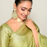 Pooja Banerjee Instagram - Saree Love is my Forever Love Saree by @zaribanaras HMU - @geetanjalisalon Jwellery - @sonisapphire Styled by @mouliroy Managed by @dotdiary Shot by - @zayed_ahmad_photography #PoojaBanerjee #SareeLoveisForeverLove # BlueMermaid #NewMom #MommyLife New Delhi