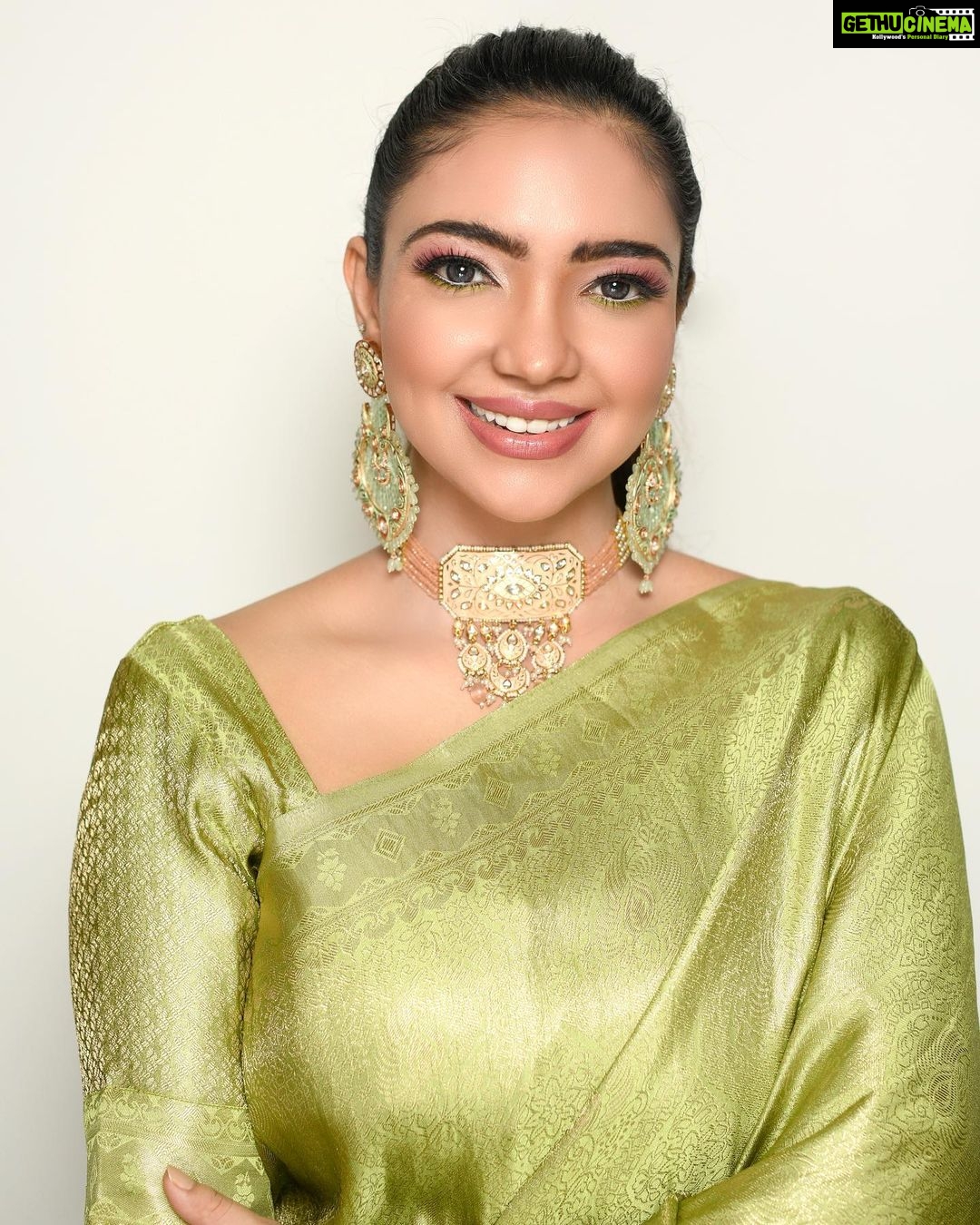 Pooja Banerjee Instagram - Saree Love is my Forever Love Saree by @zaribanaras HMU - @geetanjalisalon Jwellery - @sonisapphire Styled by @mouliroy Managed by @dotdiary Shot by - @zayed_ahmad_photography #PoojaBanerjee #SareeLoveisForeverLove # BlueMermaid #NewMom #MommyLife New Delhi