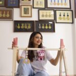 Pooja Banerjee Instagram – Hey husband @sandeepsejwal , @sanassejwaal is gonna have a lot of fun and is also going to be inspired looking at all your achievements while playing in her play gym area . Swipe to the end & watch me tie the beautiful crochet crib you from @the_original_knit  #DadLife #MomLife #NewDad #NewMom #BabyLove #BabyGirl #SanaSSejwaal #SandeepSejwal #PoojaBanerjee 📸- @jerry__creations  Thank you @thedotdiary for setting all this up for me ❤️🧿