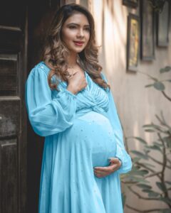 Pooja Banerjee Instagram - #PregnancyPillow by @quiltcomfort … My Companion during my entire pregnancy… I wouldn’t sleep without this (or rather I couldn’t sleep without this) well this is The Only brand to offer 14 nights trial and 6 months warranty and guess what, it was not even made for commercial selling, but the founder developed this for his pregnant wife and That’s how it became the best pregnancy pillow!!!! Thank you @quiltcomfort for making my Journey so comfortable ❤️❤️❤️ night suit by @chicmomz