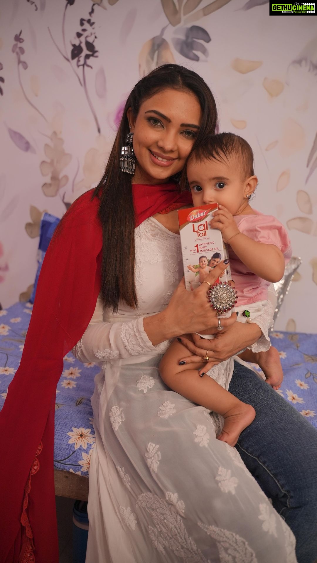Pooja Banerjee Instagram - Being a mom is one of the most challenging, tiring and rewarding jobs. One of the most important aspects of this job is ensuring your child’s proper and healthy physical growth. No worries though as my mother, like all our mothers, always has a solution😊 And she suggested the best way is to give your child #GrowthWaliMassage with Dabur Lal Tail, which not only ensures 2X faster physical growth for my baby Sana but also helps her get that softer glowing skin 🥰🥰 @sanassejwaal Bond with your baby with Dabur Lal Tail’s #GrowthWaliMassage. Hurry and add this product in your baby’s daily care regime 🫶 Product Link - https://blinkit.com/prn/dabur-lal-baby-massage-oil/prid/34784 #Dabur #Daburindia #2xgrowth #DaburLalTail #BabyMassageOil #MassageOil #indiasno1ayurvedicbabymassageoil #2XFasterPhysicalGrowth #growthwalimassage #ad . . @daburlaltail