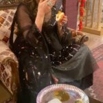 Pooja Banerjee Instagram - #caughtoncamera Eating #VadaPav #PoojaBanerjee #RheaMehra #KumKumBhagya #Bts #PreggoLife #Preggo #MommyToBe 🤰 #FoodieForLife