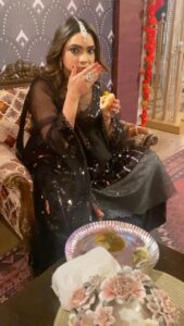 Pooja Banerjee Instagram - #caughtoncamera Eating #VadaPav #PoojaBanerjee #RheaMehra #KumKumBhagya #Bts #PreggoLife #Preggo #MommyToBe 🤰 #FoodieForLife