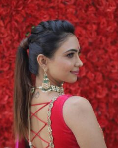 Pooja Banerjee Instagram - Rose Day??? Chala gaya??? Ab kya karein!!!! Well pregnancy 🤰 🤷🏻‍♀️makes you forget days (weeks as well) for sure.. but who cares .. Here’s wishing my Insta fam a very happy February…  #FebruaryFever #LoveMonth #PoojaBanerjee #BlueMermaid #Throwback #thrwobackthursday #ToMoreThrowbacks🤓