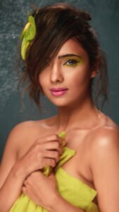 Pooja Banerjee Instagram - @subisamuel waiting to shoot with you again… this time it’s definitely gonna be different ❤️ #Reels #ReelItFeelIt #PoojaBanerjee #BlueMermaid #Preggo #preggolife #MommyToBe #Photoshoot #fashionphotograohy #Bts